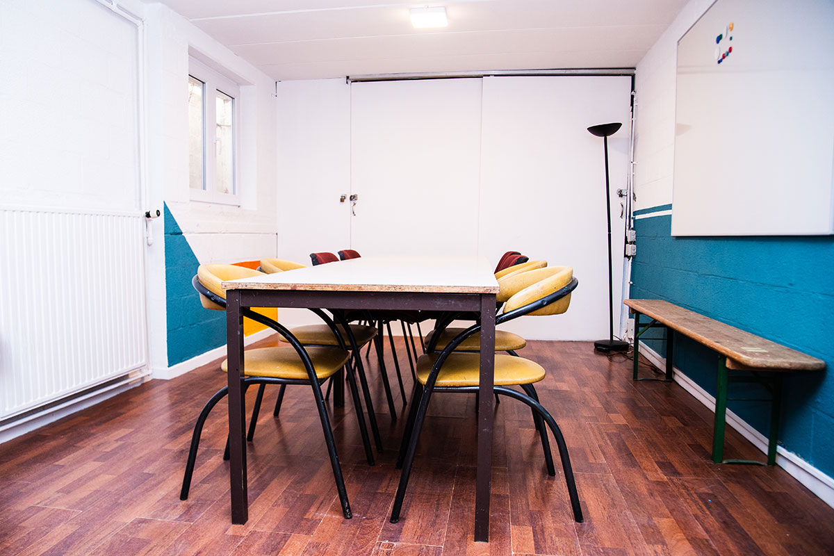 Une petite salle pour une quinzaine de personnes