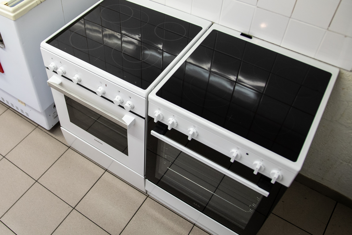 Une cuisine équipée avec deux fours, un bar et des frigos